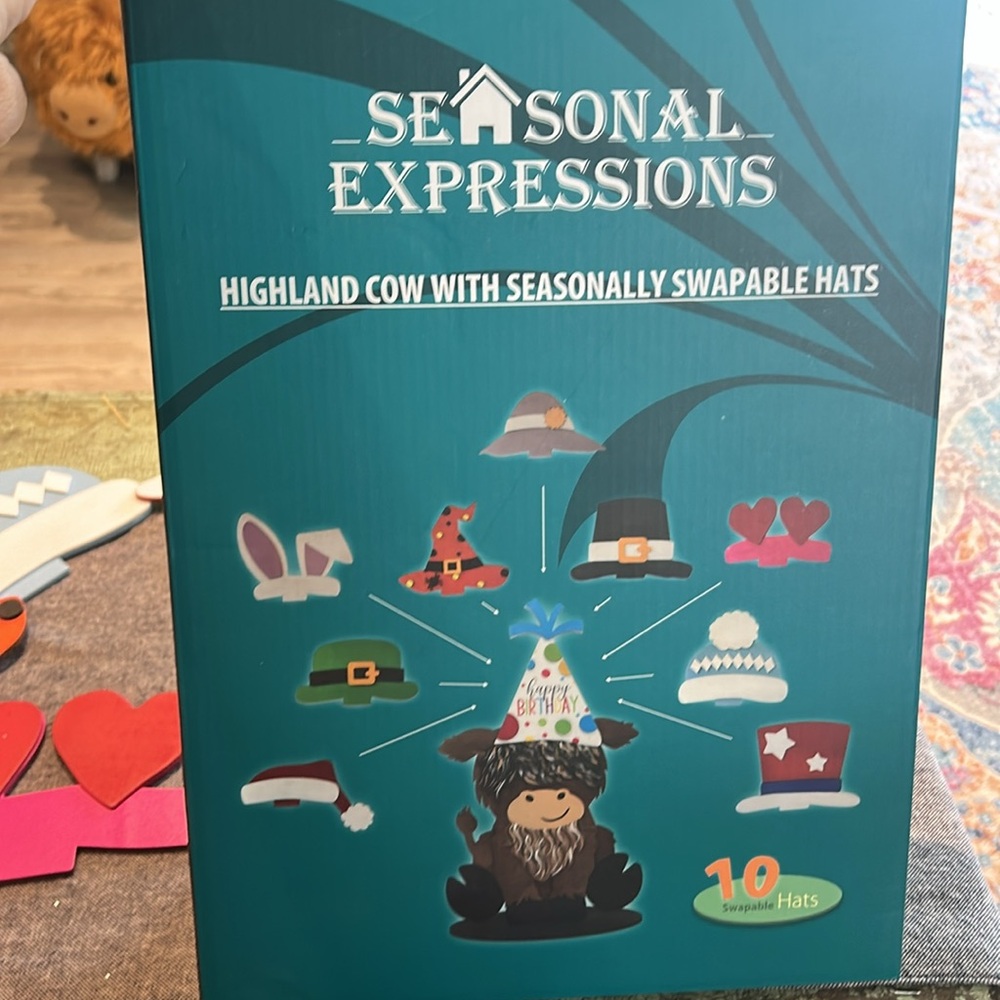 Seasonal Expressions Highland cow with seasonal swappable hats 10 different hats - Picture 3 of 6
